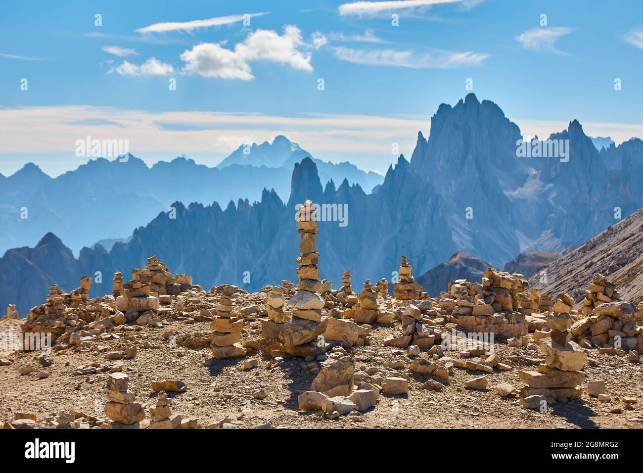 Steine Kies stack Balg alpinen Gipfel. Feder trail Rund um die Drei Zinnen, gut auch als Drei Zinnen, Dolomiten, Italien bekannt. Eu Stockfoto