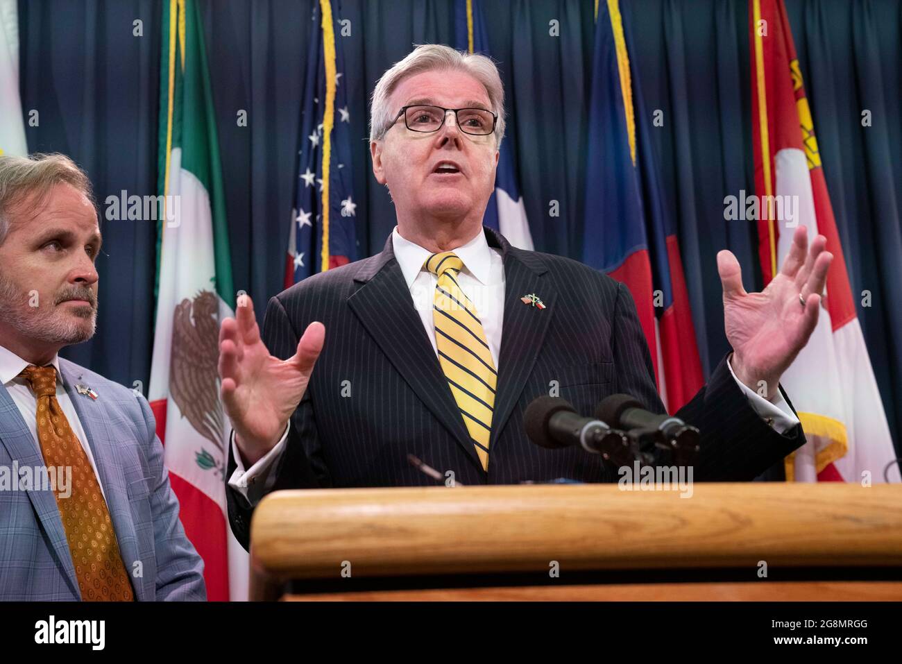 Austin Texas USA, 21. Juli 2021: Texas LT. Gov. Dan Patrick, ein Republikaner, bietet demokratischen Senatoren, die nach Washington, DC geflohen sind und ihre quorum-busting Kollegen im Repräsentantenhaus unterstützen, eine Widerlegung an. Mehrere demokratische Senatoren kehrten am 21. Juli 2021 nach Austin zurück und hielten unmittelbar vor Patricks Pressevertreter eine Pressekonferenz ab. Kredit: Bob Daemmrich/Alamy Live Nachrichten Stockfoto