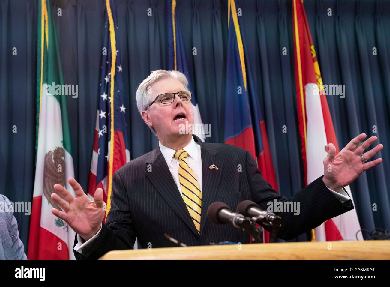 Austin Texas USA, 21. Juli 2021: Texas LT. Gov. Dan Patrick, ein Republikaner, bietet demokratischen Senatoren, die nach Washington, DC geflohen sind und ihre quorum-busting Kollegen im Repräsentantenhaus unterstützen, eine Widerlegung an. Mehrere demokratische Senatoren kehrten am 21. Juli 2021 nach Austin zurück und hielten unmittelbar vor Patricks Pressevertreter eine Pressekonferenz ab. Kredit: Bob Daemmrich/Alamy Live Nachrichten Stockfoto