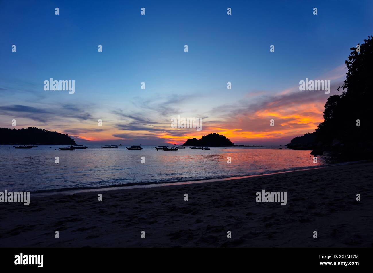 Blick auf den Sonnenuntergang an einem Strand auf der Insel Pangkor, Malaysia. Selektive Fokuspunkte. Das Bild kann aufgrund von schlechten Lichtquellen Körner enthalten Stockfoto