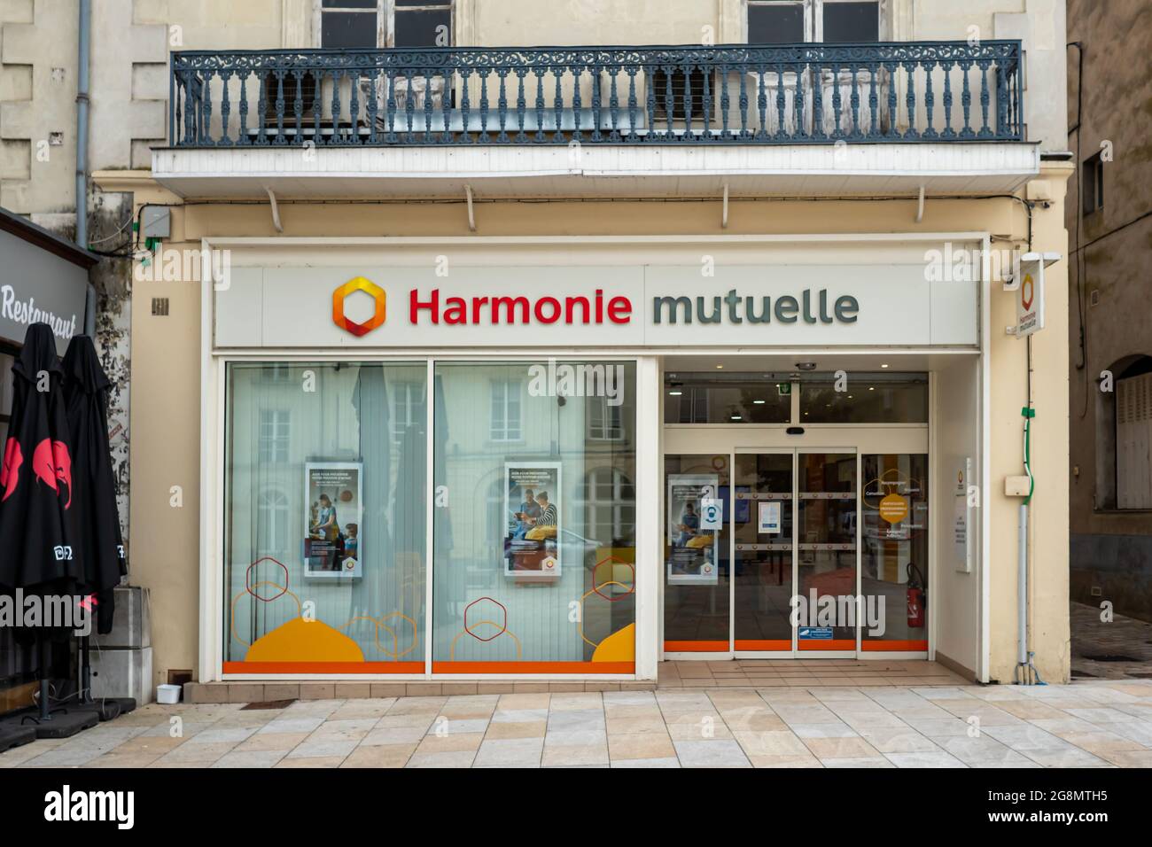 SABLE, FRANKREICH - 12. Jul 2021: Die Harmonie Mutuelle Schaufenster an einer belebten Straße in Pornic, Frankreich Stockfoto