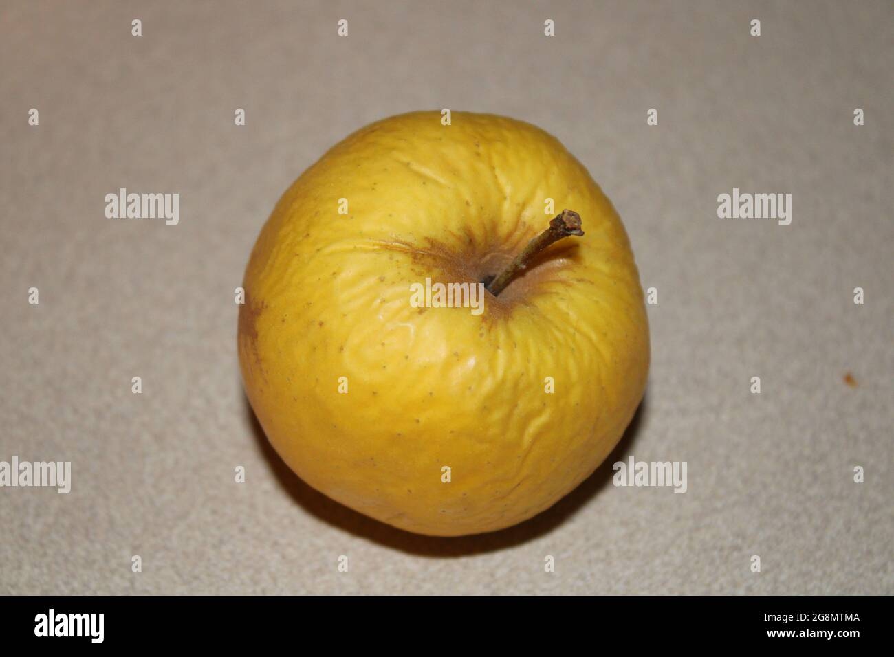 Ein faltiger gelber Apfel Stockfoto