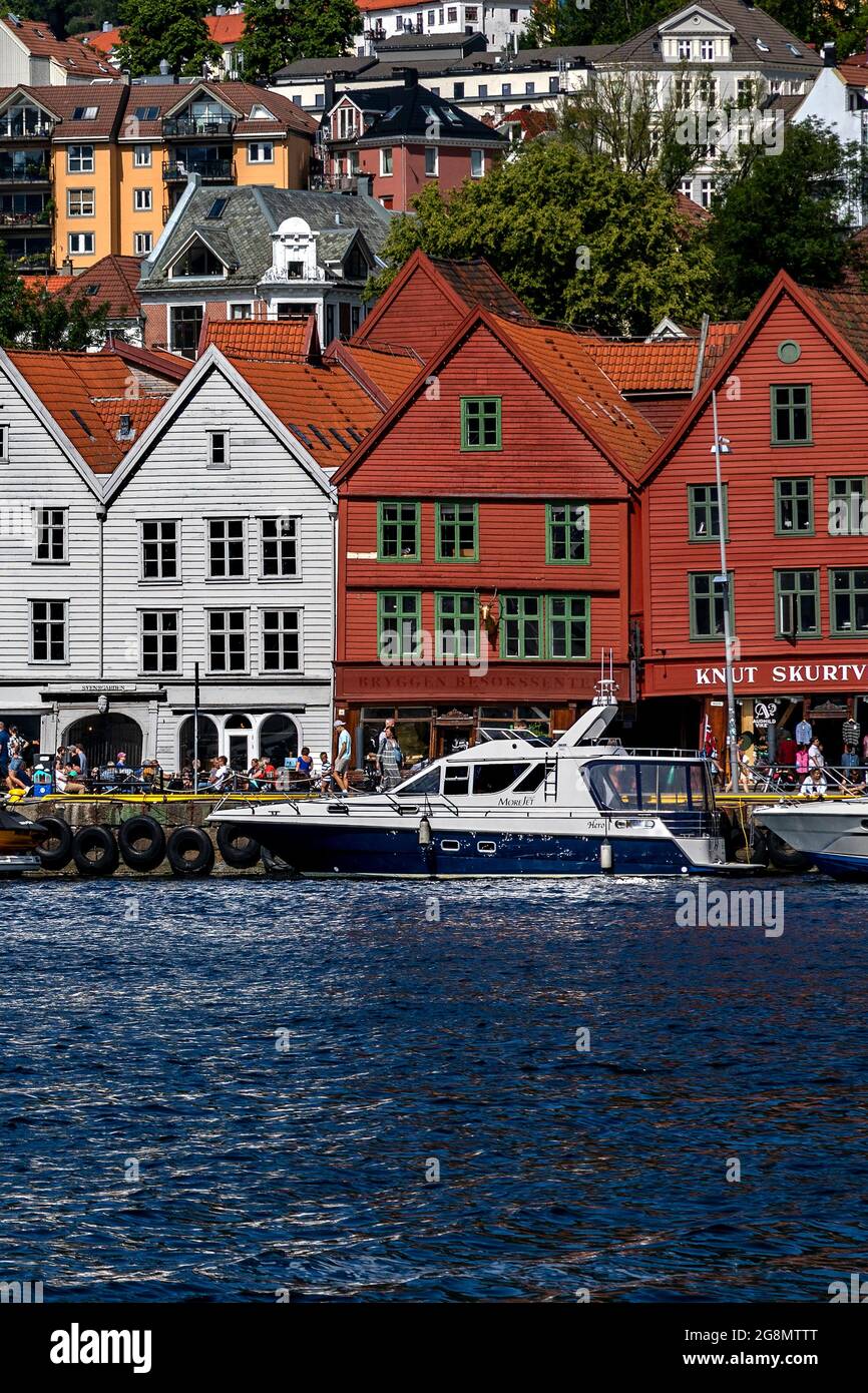 Sportboot Hero am Bryggen Kai, im Binnenhafen von Bergen, Norwegen. Stockfoto