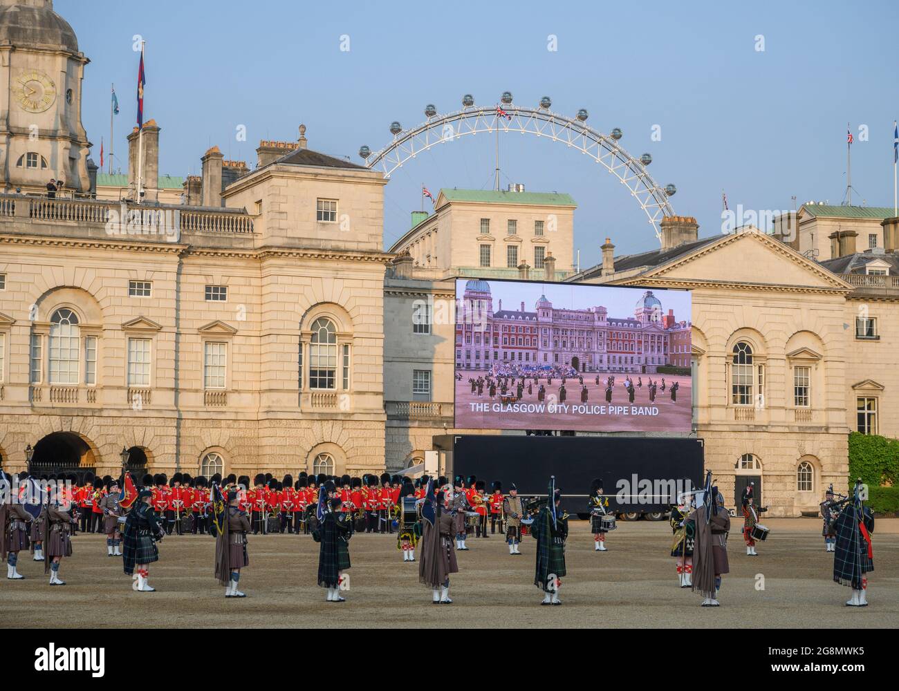 Horse Guards Parade, London, Großbritannien. 21. Juli 2021. Das abendliche Militärmusikspektakel The Sword & the Crown in Horse Guards Parade, die bis zum 22. Juli stattfindet, ist der erste öffentliche Auftritt der massierten Bands der Household Division seit Juni 2019. An der Parade sind die Band of the HAC, die Band of the Royal Yeomanry, Pipes & Drums des Londoner Scottish Regiment und das Corps of Drums des HAC. Quelle: Malcolm Park/Alamy Live News. Stockfoto