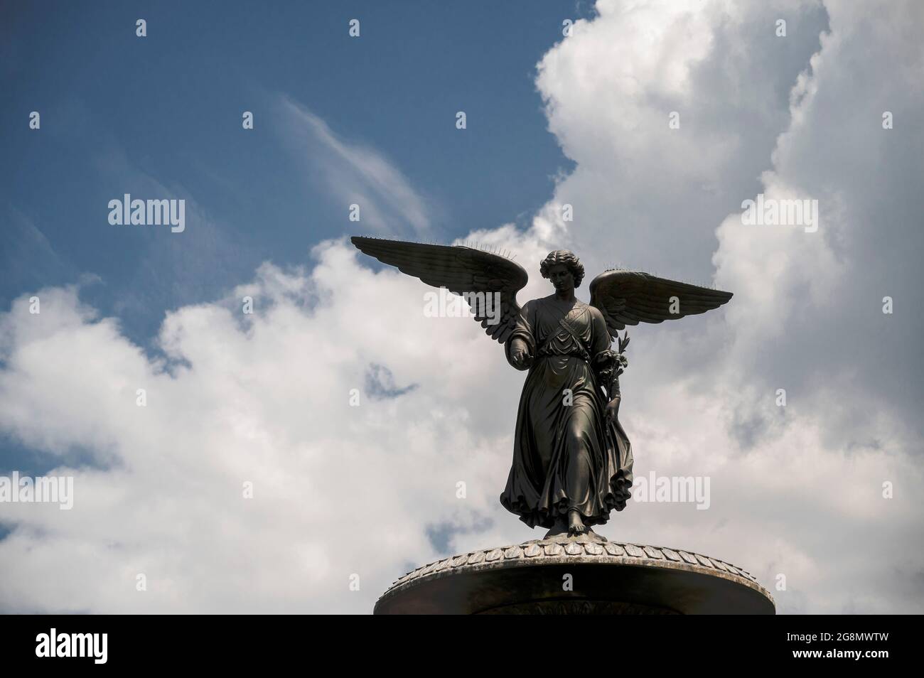 Angel of the Waters, die Brunnenskulptur von Emma Stebbins, aka Bethesda Angel im Central Park, NYC. Stockfoto