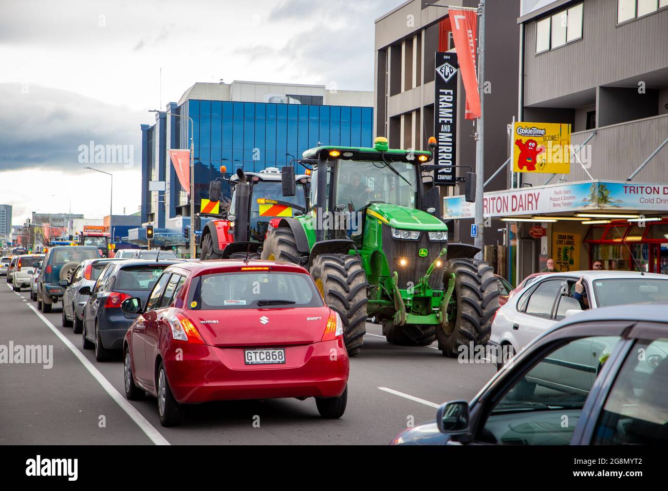 Christchurch, Neuseeland, 16 2021. Juli: Bauern in Traktoren fahren durch die Straßen der Stadt, um gegen verschiedene Gesetze zu protestieren, die die Regierung erlassen hat Stockfoto
