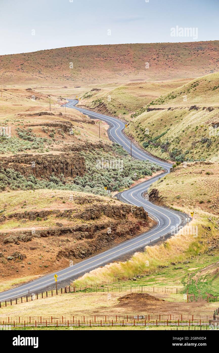 Palouse Falls State Park, Washington, USA. Landstraße schlängelt sich durch Salbei-Hügel. Stockfoto