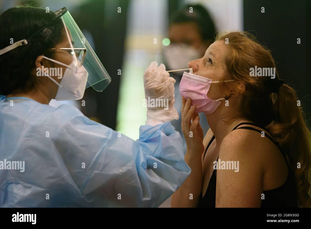 BARCELONA - JUL 9: Ein Festivalbesucher erfährt einen Covid-19-Nachweis für einen negativen Antigen-Test, bevor er am 9. Juli 2021 in Ba am Cruilla Music Festival teilnimmt Stockfoto