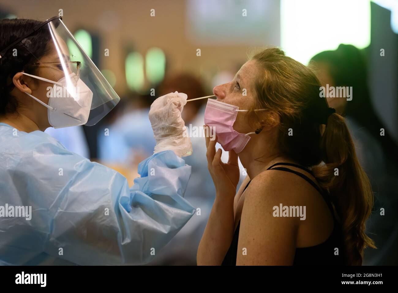 BARCELONA - JUL 9: Ein Festivalbesucher erfährt einen Covid-19-Nachweis für einen negativen Antigen-Test, bevor er am 9. Juli 2021 in Ba am Cruilla Music Festival teilnimmt Stockfoto