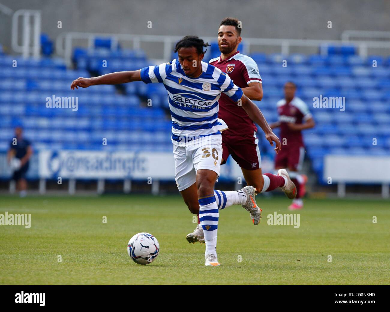 Reading, Großbritannien. Juli 2021. Reading, ENGLAND - JULI 21: Reading's Femi AZEEZDuring Friendly between Reading and West Ham United at Select Car Leasing Stadium, Reading, UK on 21 July 2021 Credit: Action Foto Sport/Alamy Live News Stockfoto