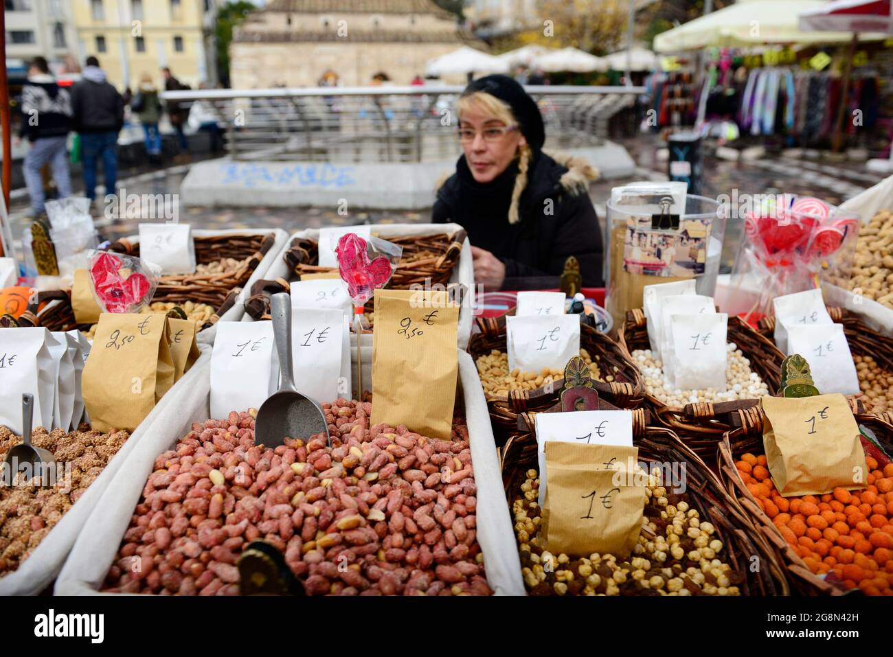 Eine Griechin, die Nüsse und getrocknete Früchte im Monastiraki Sq. In Athen, Griechenland, verkauft. Stockfoto