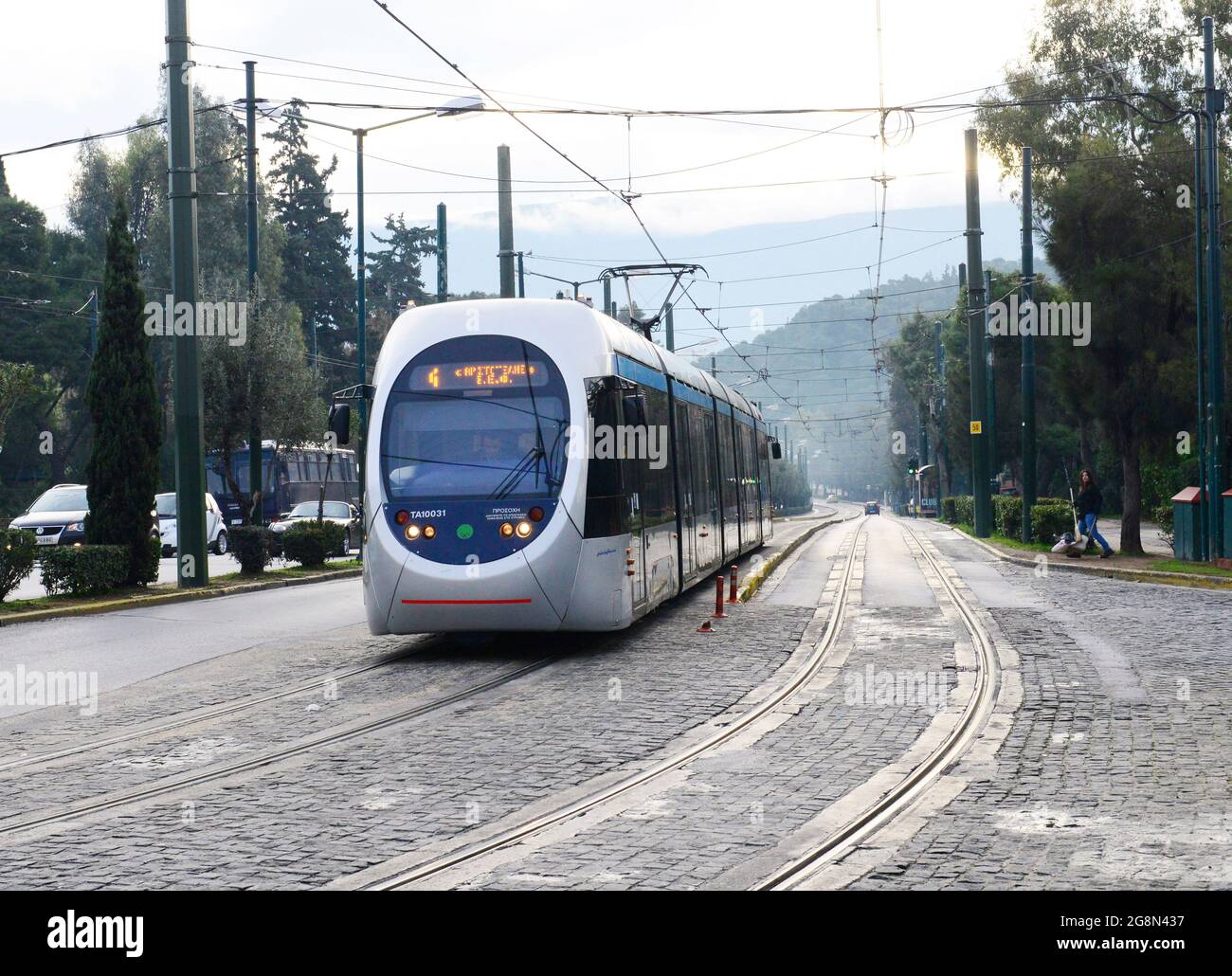 Tram # 4 in der Kallirrois Straße in Athen, Griechenland. Stockfoto