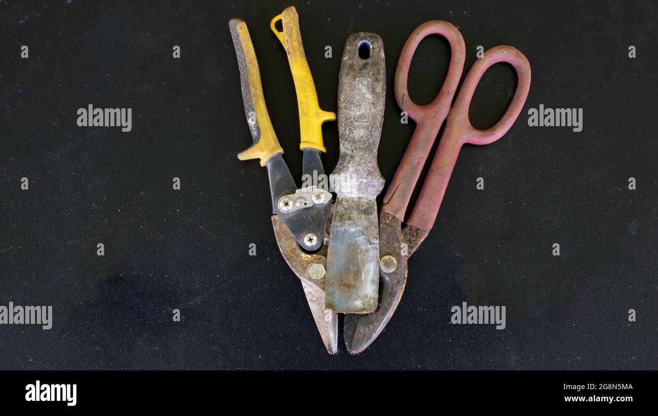 Ein Kutty Knife und Aviation zusammen mit Duckbill Tin Snips Stockfoto