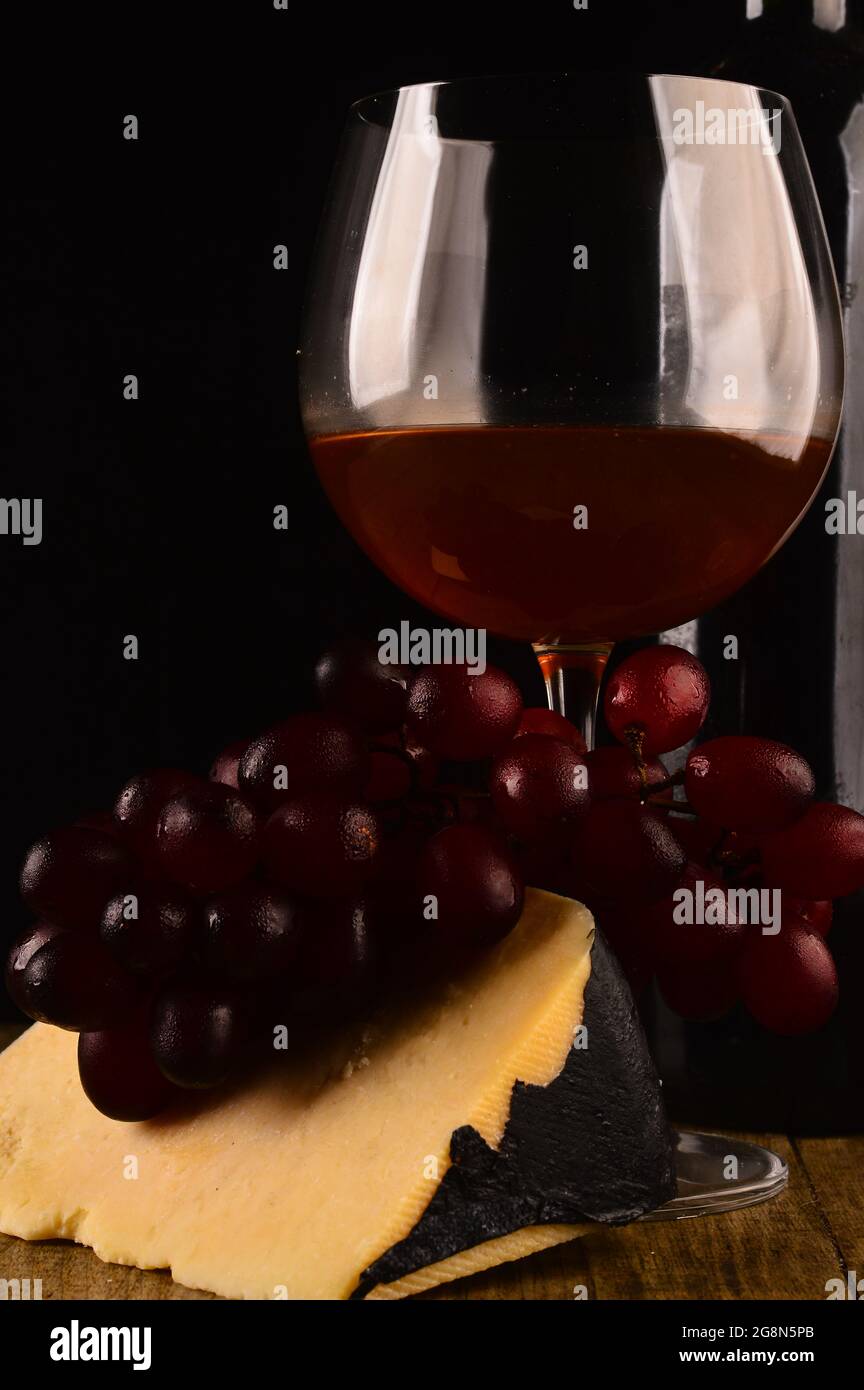 Glas Wein auf dem Tisch Stockfoto