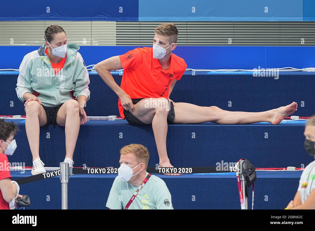 Tokio Japan Juli 2021 Schwimmen Olympische Spiele Training Im Tokyo Aquatics Center Schwimmer Florian Wellbrock Aus Deutschland Und Freundin Schwimmerin Sarah Kohler L Sitzen Uber Nationaltrainer Bernd Berkhahn Quelle Michael Kappeler Dpa Alamy