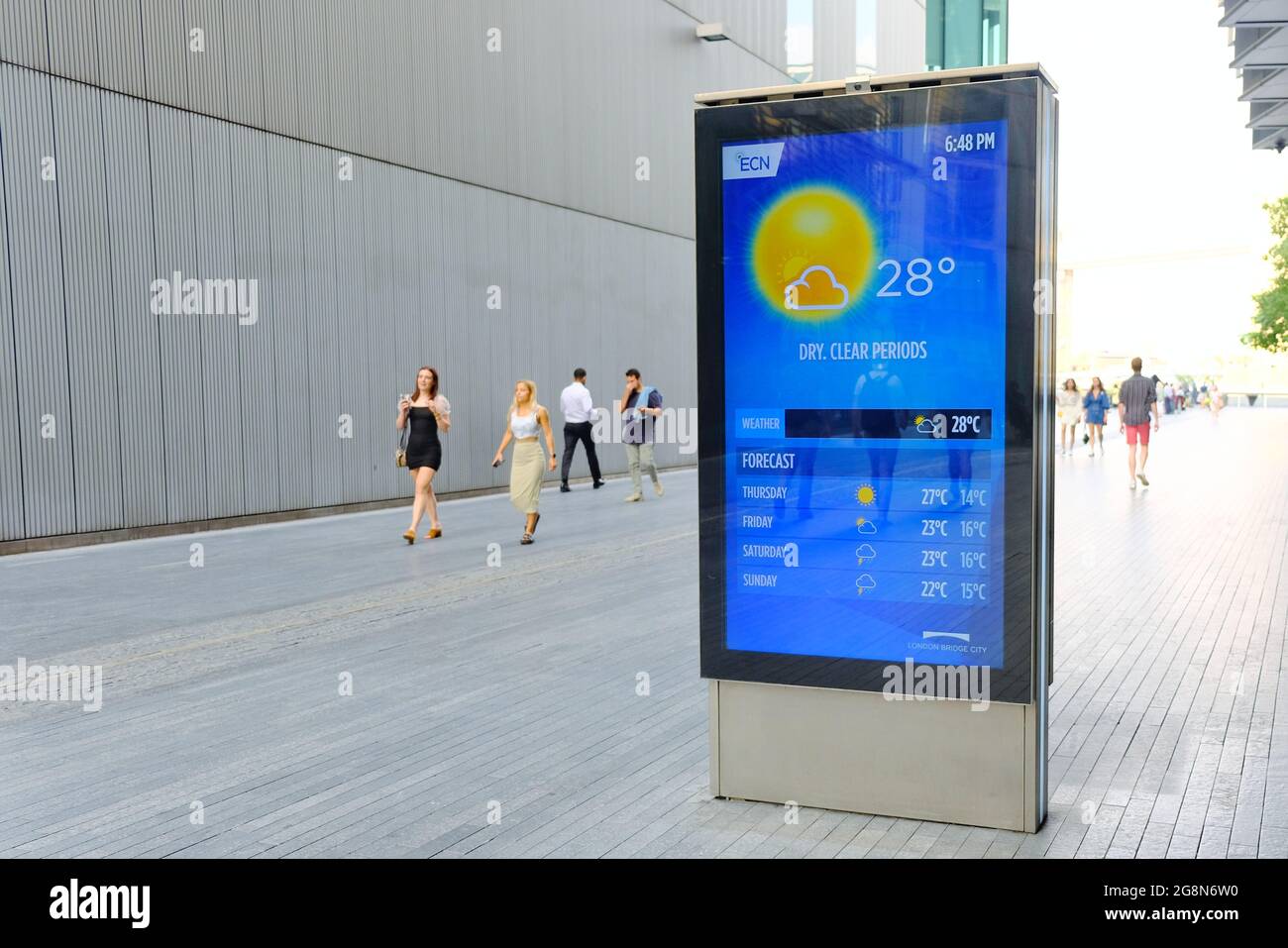Eine digitale Werbetafel, die eine Wettervorhersage während einer Hitzewelle anzeigt, wo das Met Office eine bernsteinfarbene Hitzewarnung ausgab. Stockfoto