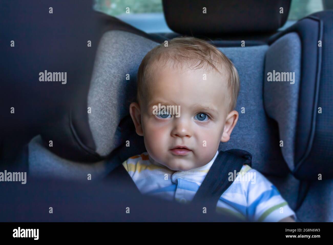 Kleiner Junge auf dem Autositz. Kindersicherheit Stockfoto