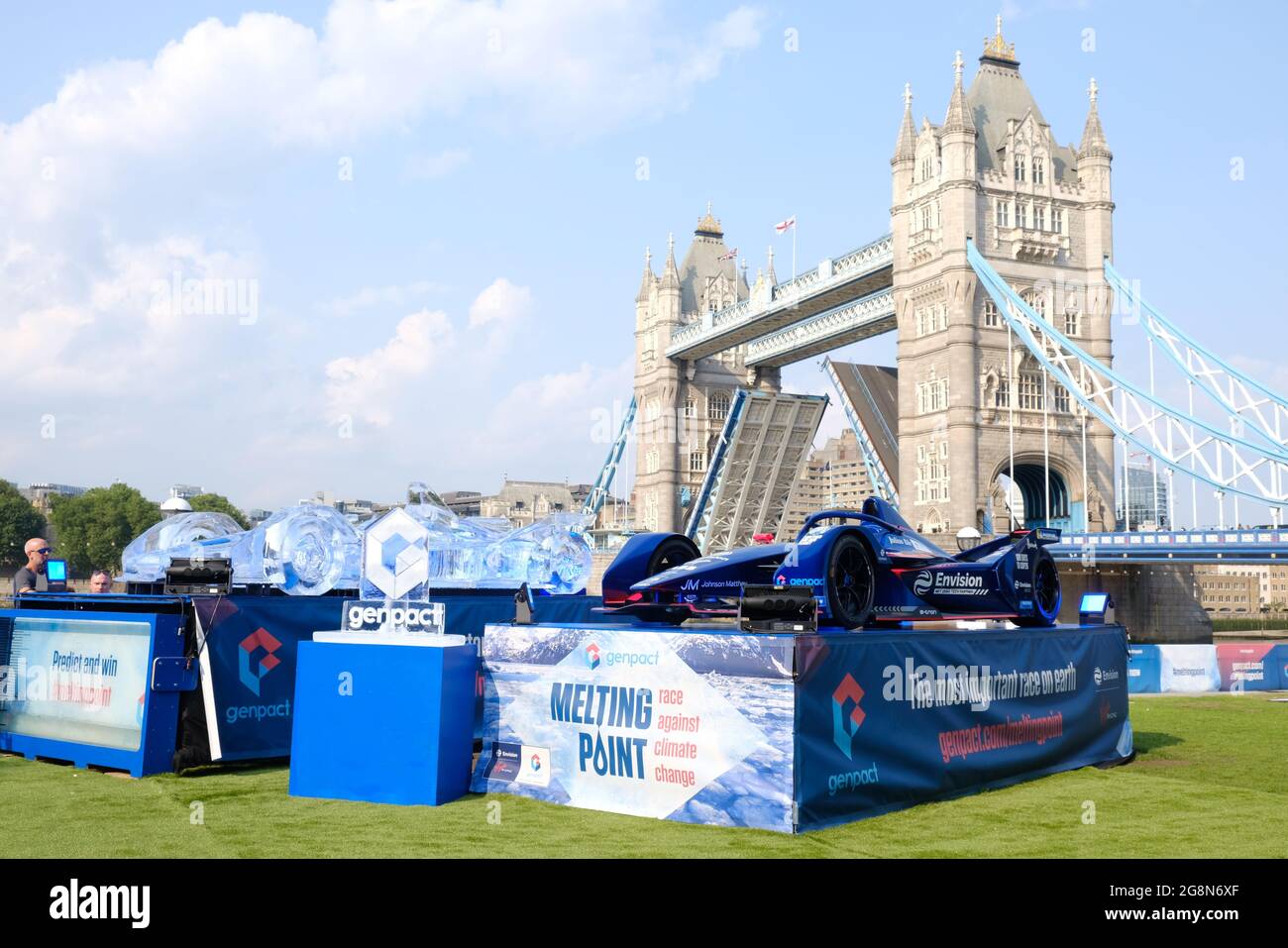 Vor dem E-Prix in London wird neben dem echten Fahrzeug in der Nähe der Tower Bridge eine Eisnachbildung eines Envision Virgin Formula E-Autos gezeigt Stockfoto