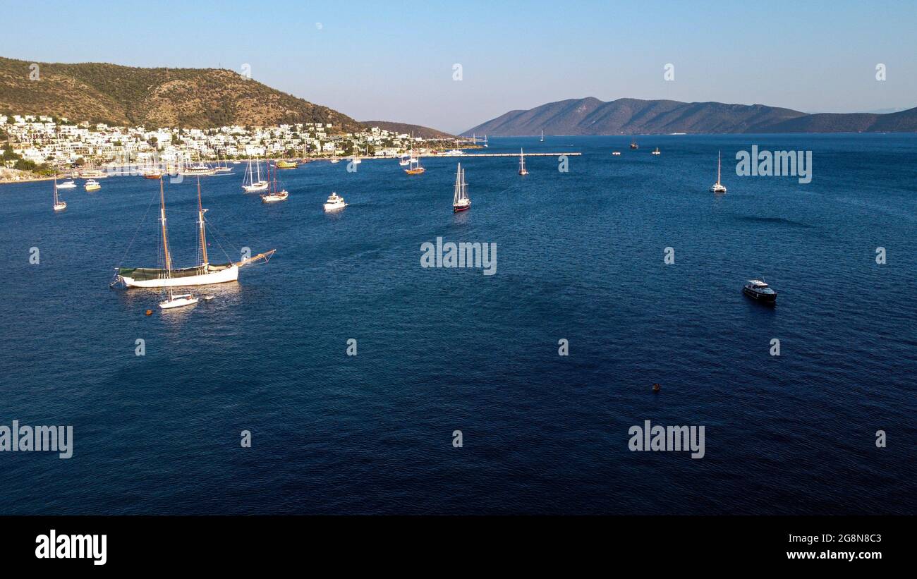 Mugla, Türkei. Juli 2021. (ANMERKUNG DER REDAKTION: Bild mit einer Drohne) Luftaufnahme des Strandes von Bodrum. Der Stadtbezirk von Bodrum, Mu?la, einer der beliebtesten touristischen Bezirke der Türkei, zieht weiterhin Touristen aus der ganzen Welt an. Die meisten dieser Touristen bestehen aus Russen, Deutschen und Asiaten. Auf Eid El-Adha machten türkische Touristen Bodrum aufgrund der Woche der religiösen Feiertage zu einer ihrer meistbesuchten Regionen. Kredit: SOPA Images Limited/Alamy Live Nachrichten Stockfoto