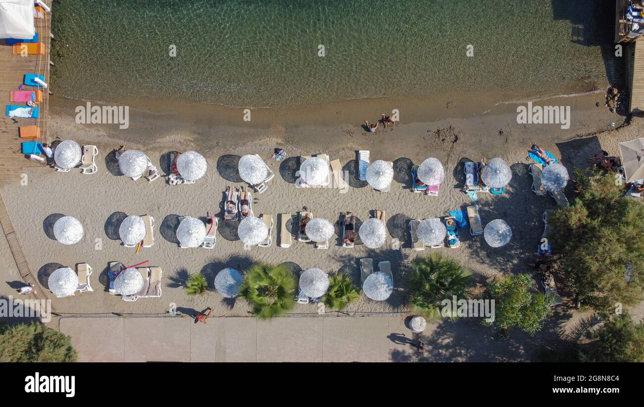 Mugla, Türkei. Juli 2021. (ANMERKUNG DER REDAKTION: Bild mit einer Drohne) Luftaufnahme des Strandes von Bodrum. Der Stadtbezirk von Bodrum, Mu?la, einer der beliebtesten touristischen Bezirke der Türkei, zieht weiterhin Touristen aus der ganzen Welt an. Die meisten dieser Touristen bestehen aus Russen, Deutschen und Asiaten. Auf Eid El-Adha machten türkische Touristen Bodrum aufgrund der Woche der religiösen Feiertage zu einer ihrer meistbesuchten Regionen. Kredit: SOPA Images Limited/Alamy Live Nachrichten Stockfoto