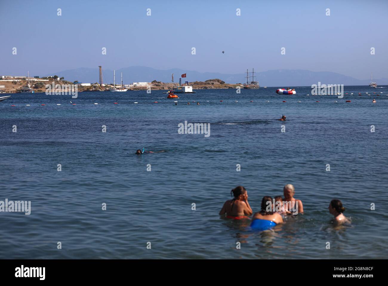 Mugla, Türkei. Juli 2021. Die Menschen genießen die Sonne und das warme Wetter am Strand von Bodrum.einer der beliebtesten touristischen Bezirke der Türkei, Bodrum Municipal von Mu?la fährt fort, Touristen aus der ganzen Welt anzuziehen. Die meisten dieser Touristen bestehen aus Russen, Deutschen und Asiaten. Auf Eid El-Adha machten türkische Touristen Bodrum aufgrund der Woche der religiösen Feiertage zu einer ihrer meistbesuchten Regionen. Kredit: SOPA Images Limited/Alamy Live Nachrichten Stockfoto