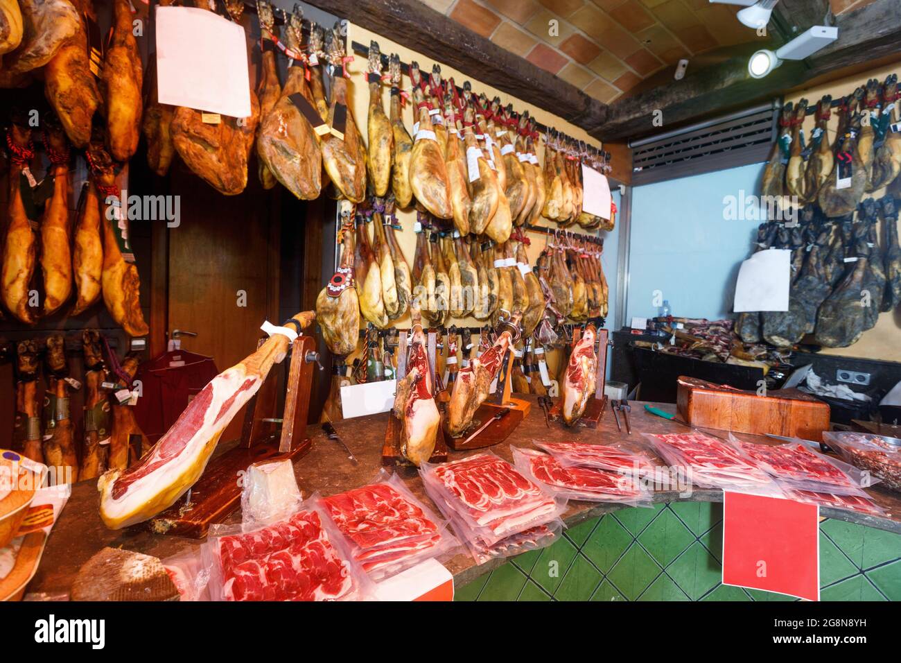 Auswahl an traditionellen spanischen Fleischladen mit baumelnden Beinen Stockfoto