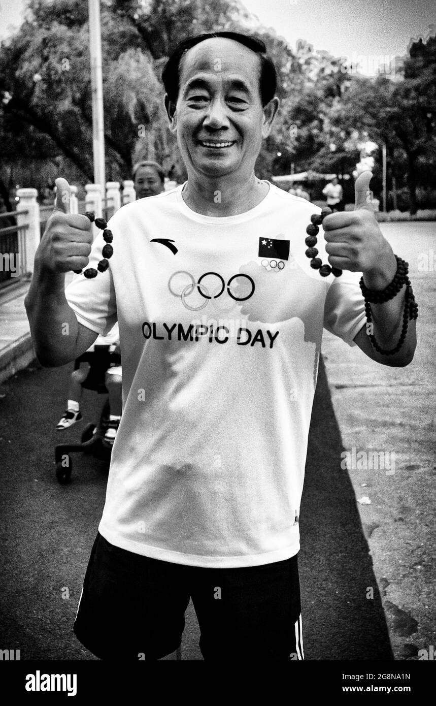 Peking, China. Juli 2021. Ein Mann mit einem T-Shirt, das sagt, dass der Olympiade-Tag im Park in Peking, China, läuft am 21/07/2021 von Wiktor Dabkowski Credit: dpa/Alamy Live News Stockfoto