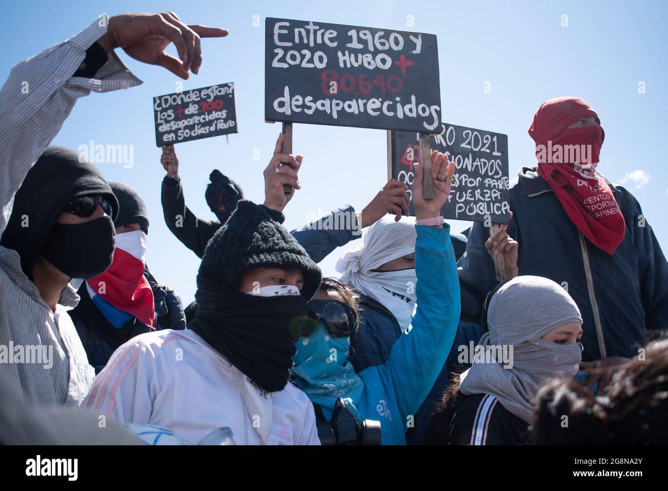 Demonstranten halten regierungsfeindliche Schilder an einem neuen Tag von regierungsfeindlichen Protesten während der Feier der Unabhängigkeit Kolumbiens von spanien im Jahr 211, Proteste, die nach einer Intervention der kolumbianischen Bereitschaftspolizei ESMAD am 20. Juli 2021 in Bogota, Kolumbien, zu Zusammenstößen in verschiedenen Städten geführt wurden. Stockfoto