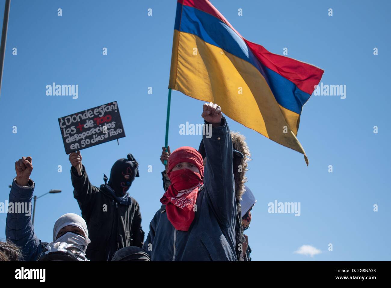 Demonstranten erheben ihre Fäuste mit umgekehrter kolumbianischer Flagge während eines neuen Tages von regierungsfeindlichen Protesten während der Feier der Unabhängigkeit Kolumbiens von spanien im Jahr 211, Proteste, die nach einer Intervention der kolumbianischen Bereitschaftspolizei ESMAD am 20. Juli 2021 in Bogota, Kolumbien, zu Zusammenstößen in verschiedenen Städten geführt wurden. Stockfoto