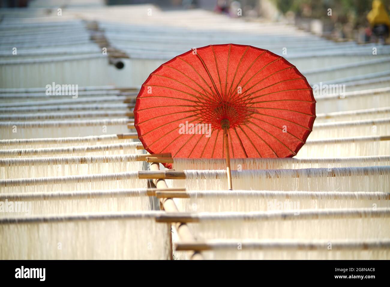 Roter Regenschirm im Hof nordvietnam Stockfoto