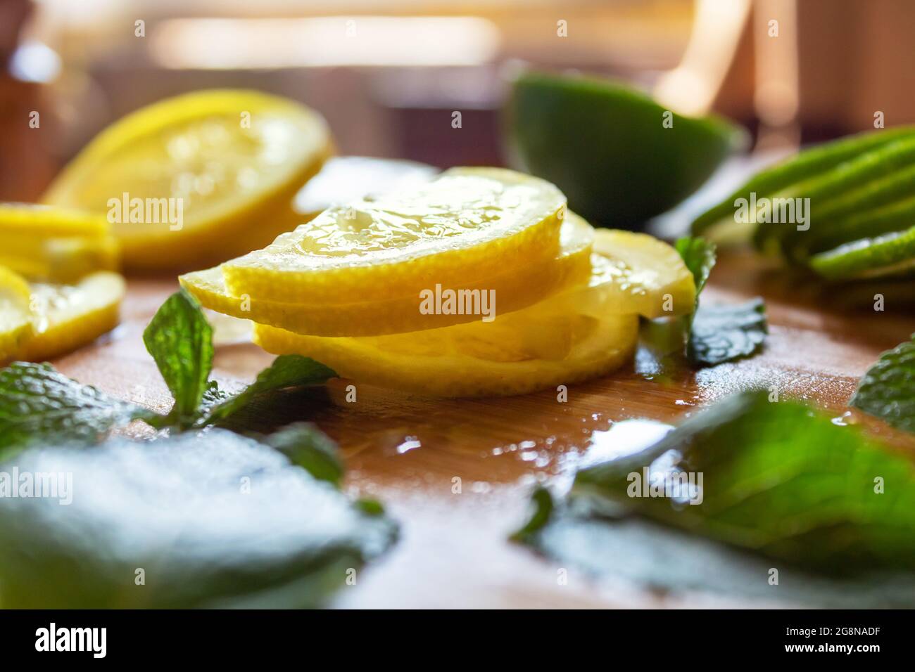 Frisch geschnittene Zitronen und Limette. Holztisch. Stockfoto