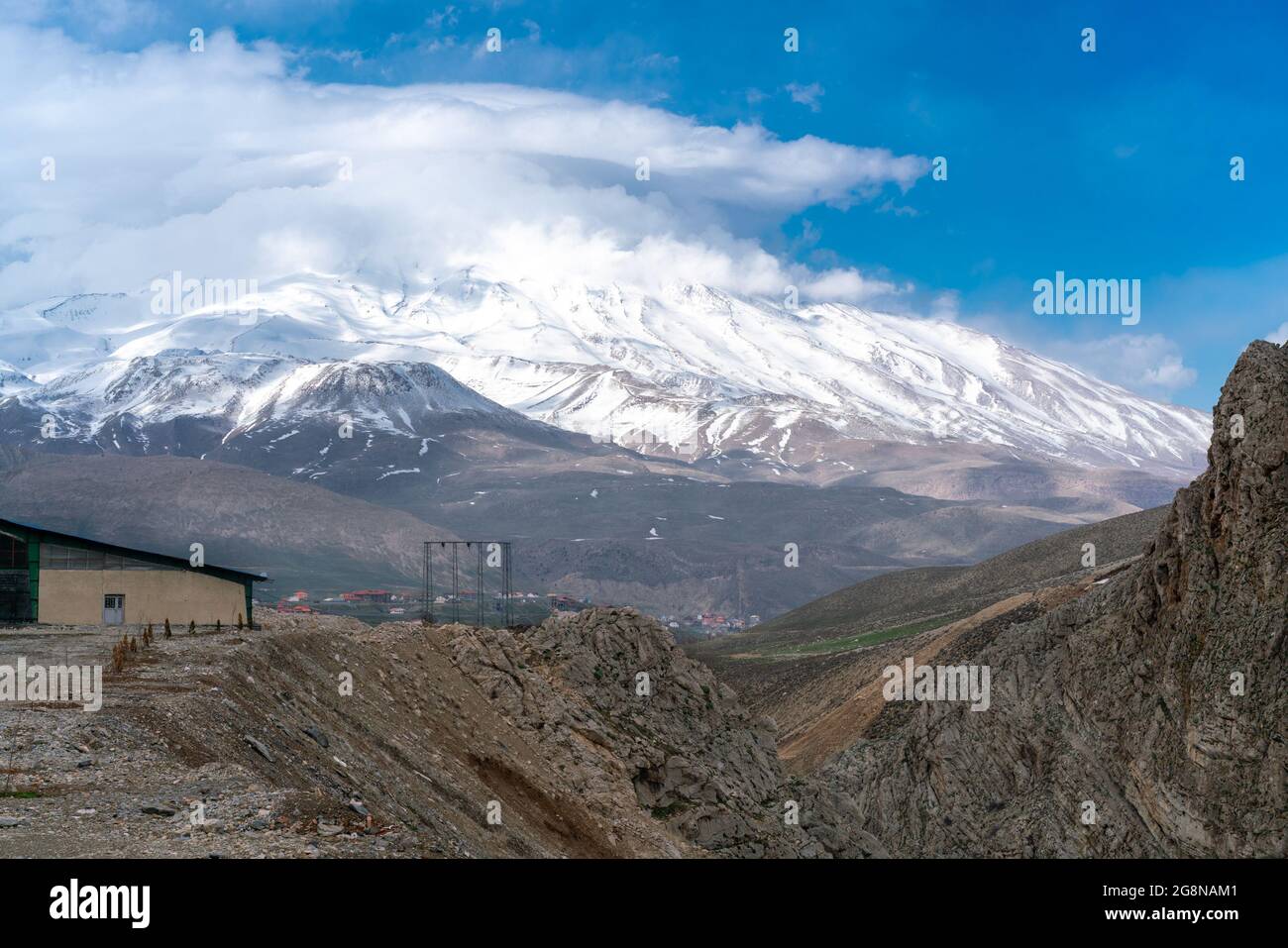 In der Nähe des Gipfels des Mt. Damavand, der höchste Stratovulkan in Asien. Teilweise bewölktes Wetter am Nachmittag in den Bergen des Iran. Stockfoto