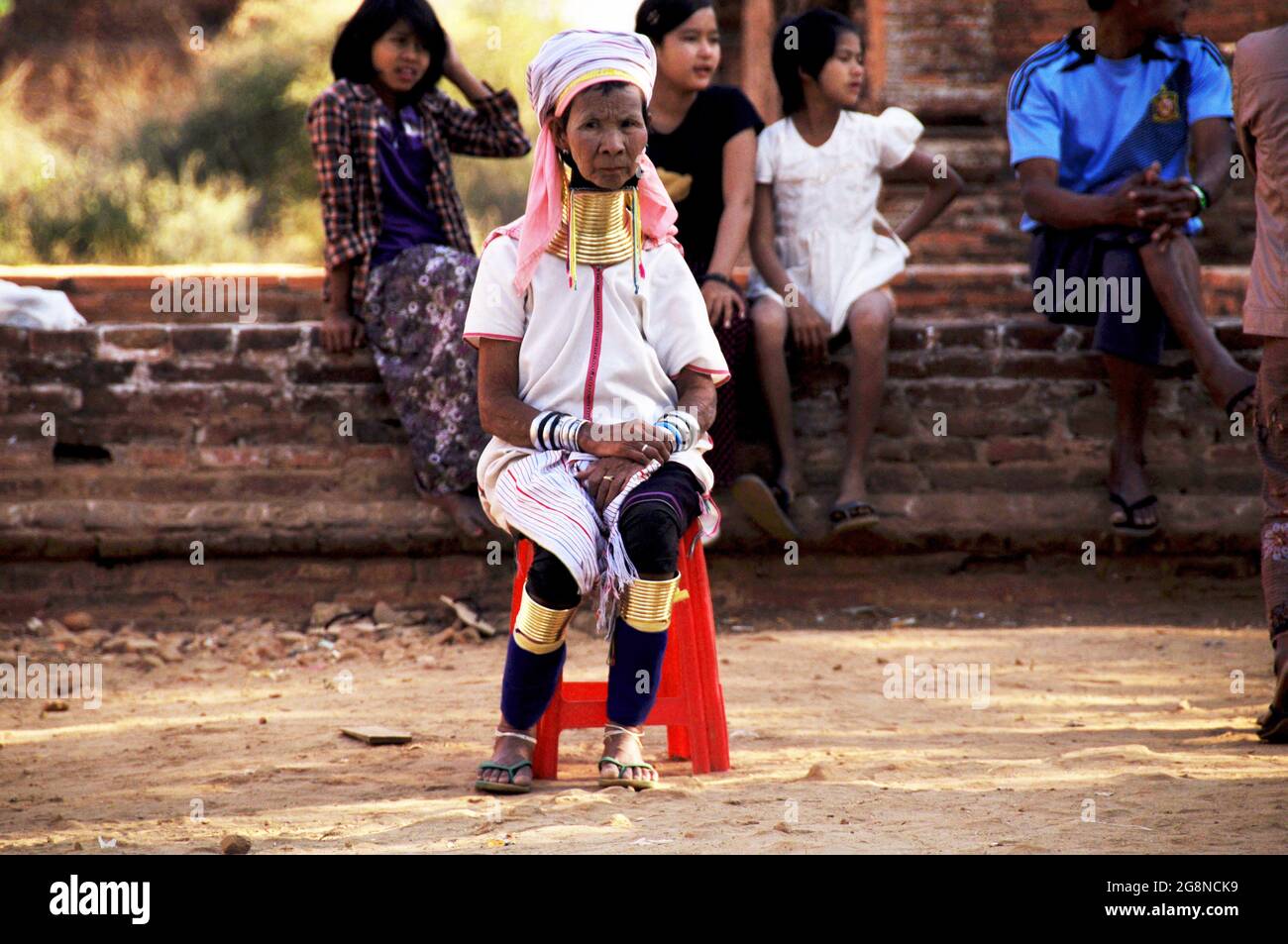Kayan Lahwi Frau Ethnien des Kayah-Staates Karen Menschen tragen die Messinghalsringe in einem langhalsigen Dorf für Reisende, die nach Bagan oder Pagan o reisen Stockfoto
