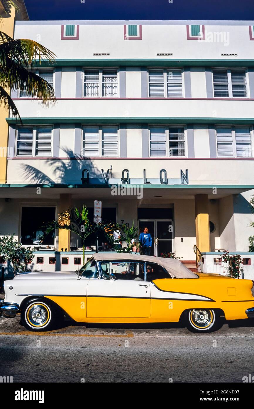 Das klassische amerikanische Auto der 50er Jahre, das vor dem Avalon Art déco-Hotel, Ocean Drive, South Beach, Miami, Florida, geparkt wurde, USA Stockfoto
