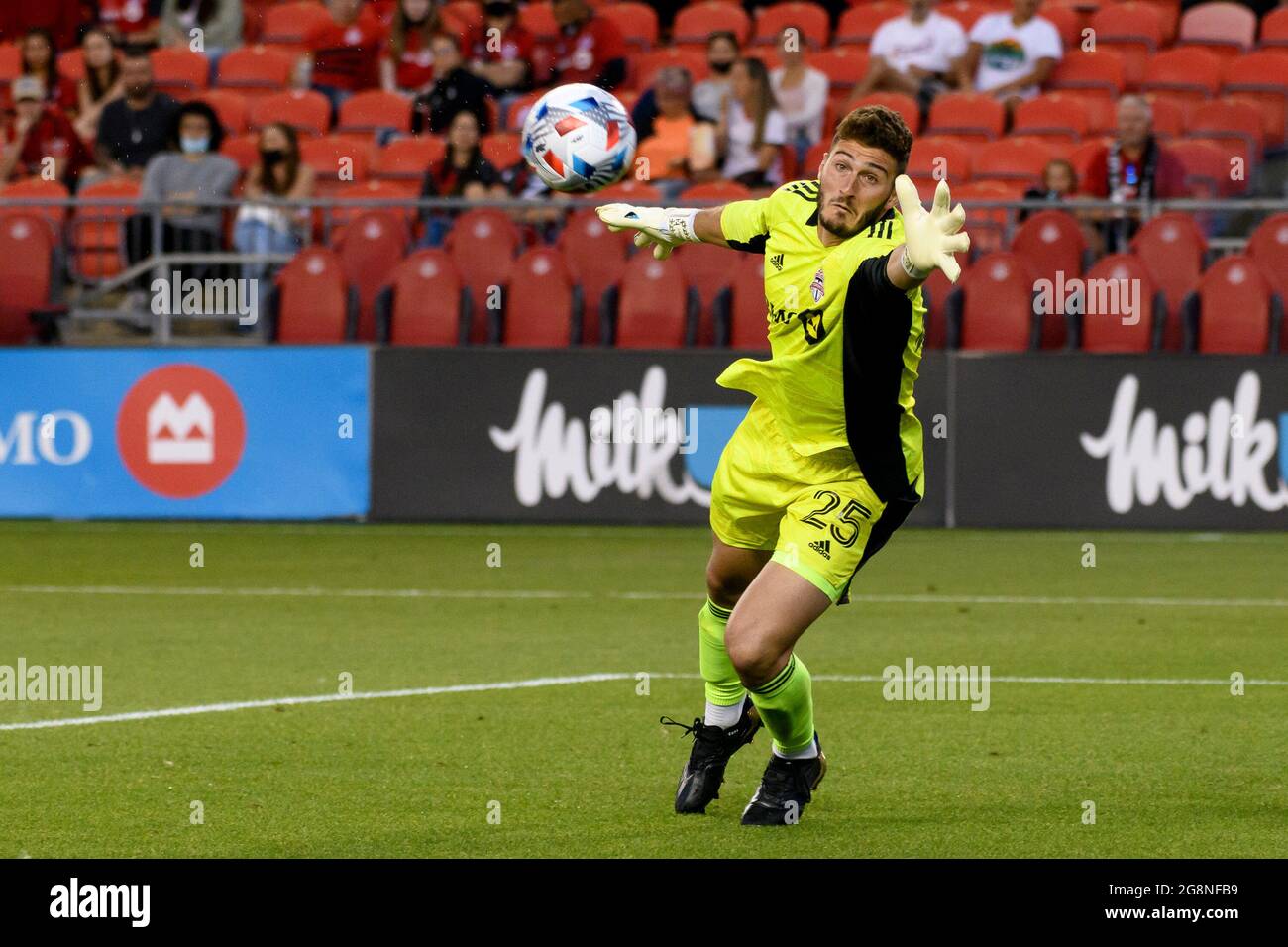 Toronto, Kanada. Juli 2021. Alex Bono (25) in Aktion während der Major League Soccer zwischen Toronto und NY Red Bulls auf dem BMO-Feld.Endstand; Toronto 1:1 NY Red Bulls. Kredit: SOPA Images Limited/Alamy Live Nachrichten Stockfoto