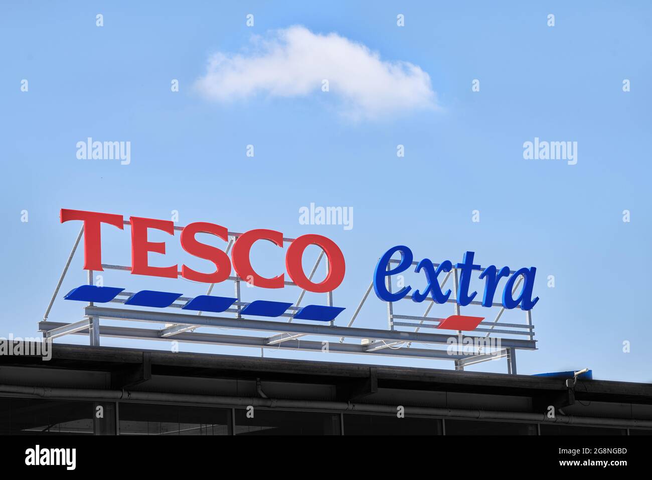 Schild über dem Tesco Extra Store in Corby, England. Stockfoto