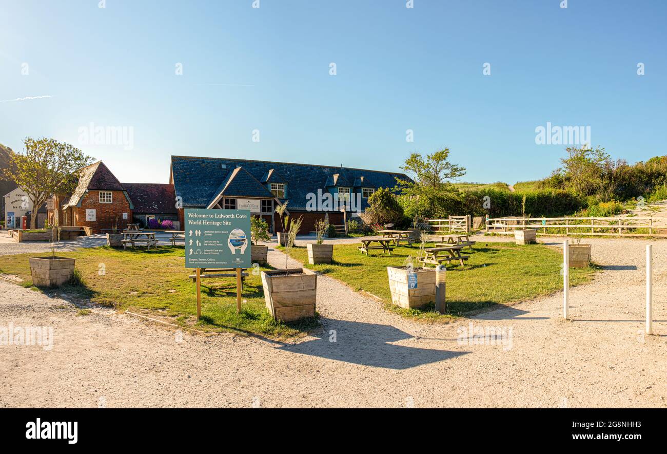 Lulworth Cove Besucherzentrum, Toiletten und Picknickbereich an einem hellen Sommermorgen ohne Menschen. West Lulworth, Wareham, Dorset, England Stockfoto
