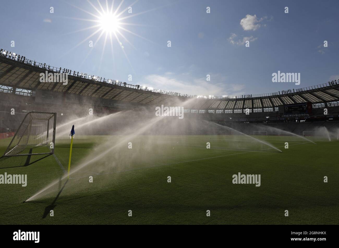 Tokio, Japan. Juli 2021. Der Platz wird im Tokyo Stadium vor einem Fußballspiel der Men's Group A zwischen Frankreich und Mexiko während der Olympischen Sommerspiele in Tokio, Japan, am Donnerstag, dem 22. Juli 2021, bewässert. Foto von Bob Strong/UPI Credit: UPI/Alamy Live News Stockfoto