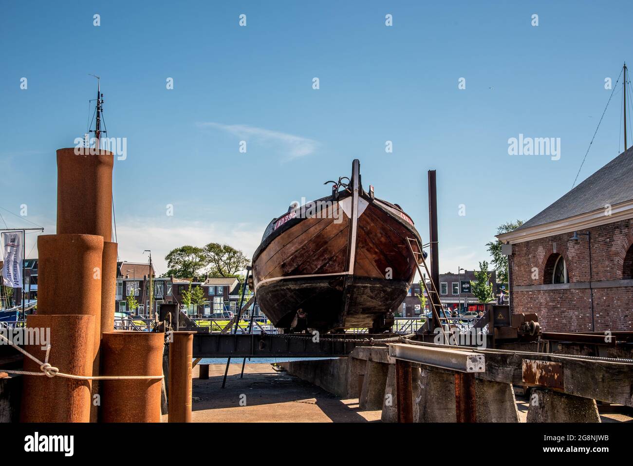 Den Helder, Niederlande. 7. Juli 2021. Historisches Flachboot auf der Slipanlage auf der Werft in Den Helder. Hochwertige Fotos Stockfoto