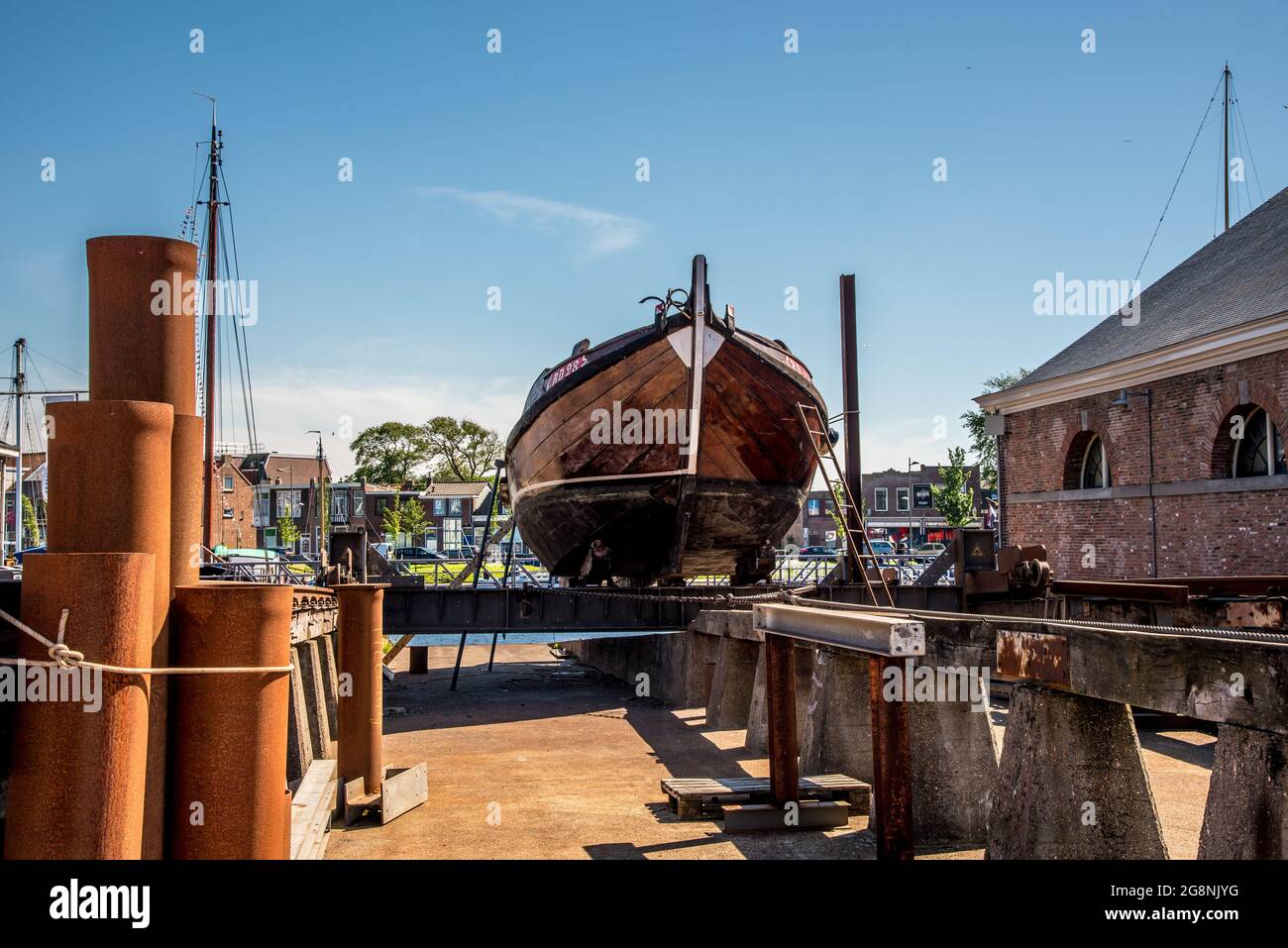 Den Helder, Niederlande. 7. Juli 2021. Historisches Flachboot auf der Slipanlage auf der Werft in Den Helder. Hochwertige Fotos Stockfoto
