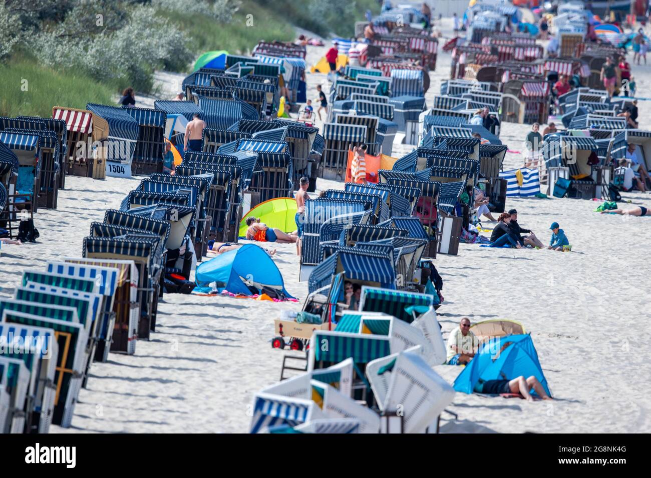 Zinnowitz, Deutschland. Juli 2021. Urlauber und Tagesausflügler nutzen das teilweise sonnige Wetter am Strand auf der Ostseeinsel Usedom. Hotels, Pensionen und Campingplätze in Mecklenburg-Vorpommern sind in den kommenden Wochen gut ausgebucht. Nach Angaben des Tourismusverbandes könnte sich die Saison wie im vergangenen Jahr bis in den September erstrecken. Quelle: Jens Büttner/dpa-Zentralbild/ZB/dpa/Alamy Live News Stockfoto