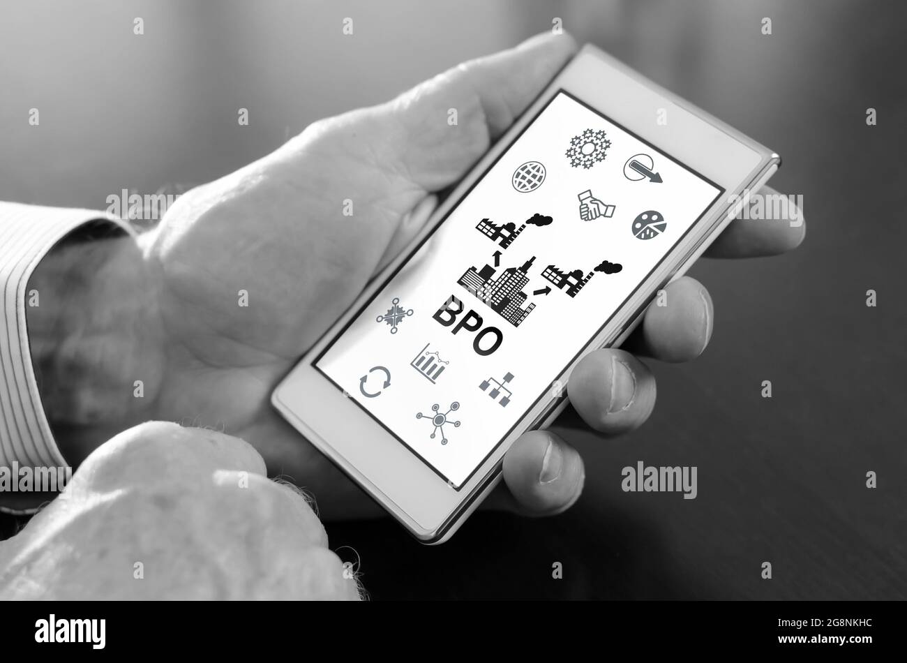 Hand hält ein Smartphone mit bpo-Konzept Stockfoto