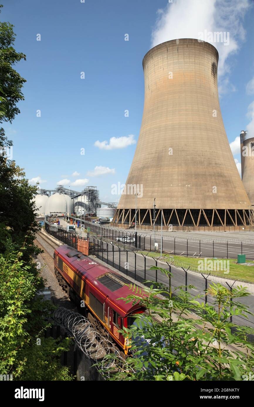 DB Cargo Class 66 Lok 66096, die den Biomasse-Service 1013 Immingham zum Kraftwerk Drax am 20. 7. 21 an ihr Ziel transporierte. Stockfoto