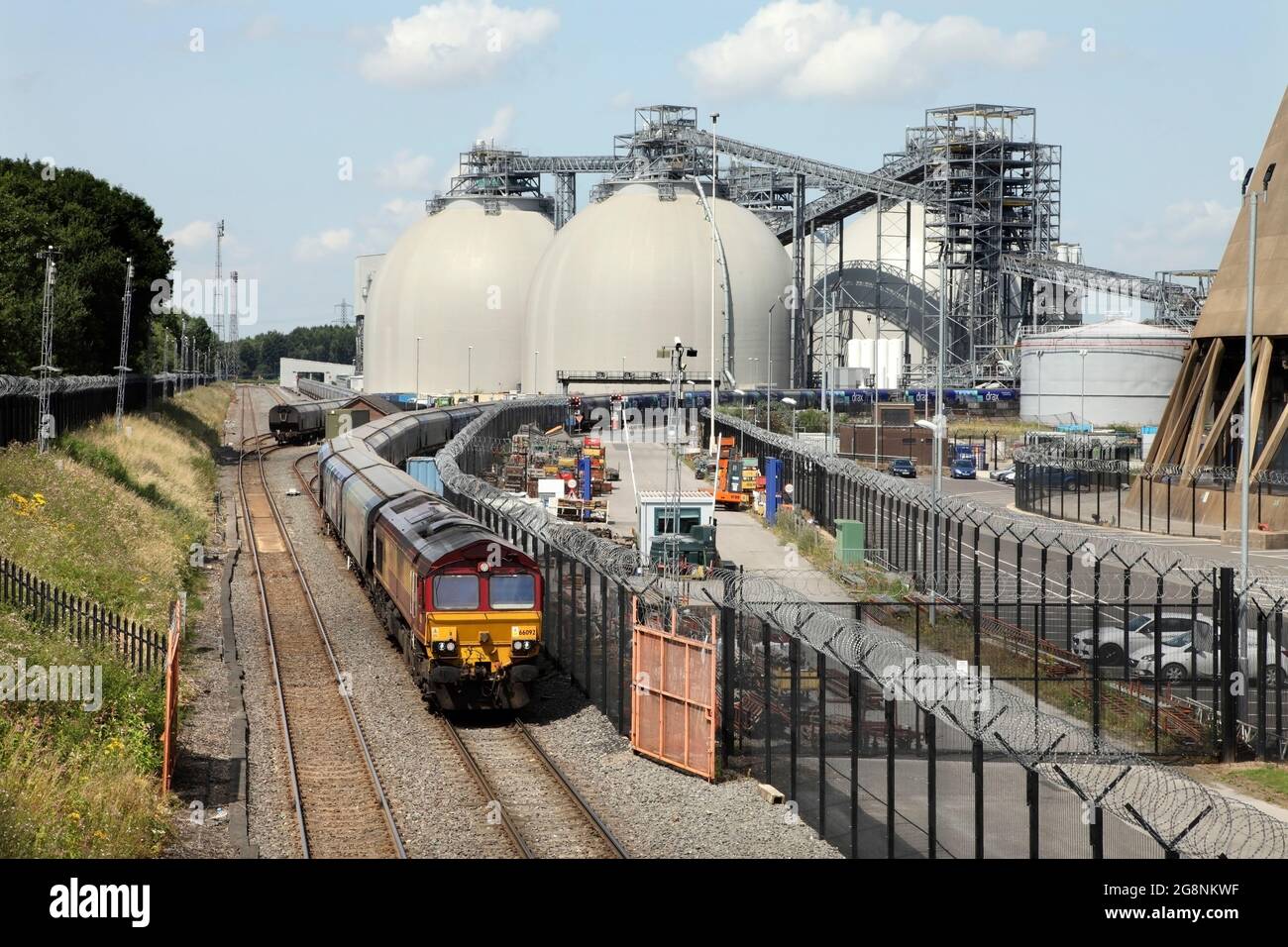 DB Cargo Class 66 Lok 66092, die das Kraftwerk 1250 Drax am 20. 07. 21 zum Biomassedienst Immingham von Drax schleppt. Stockfoto