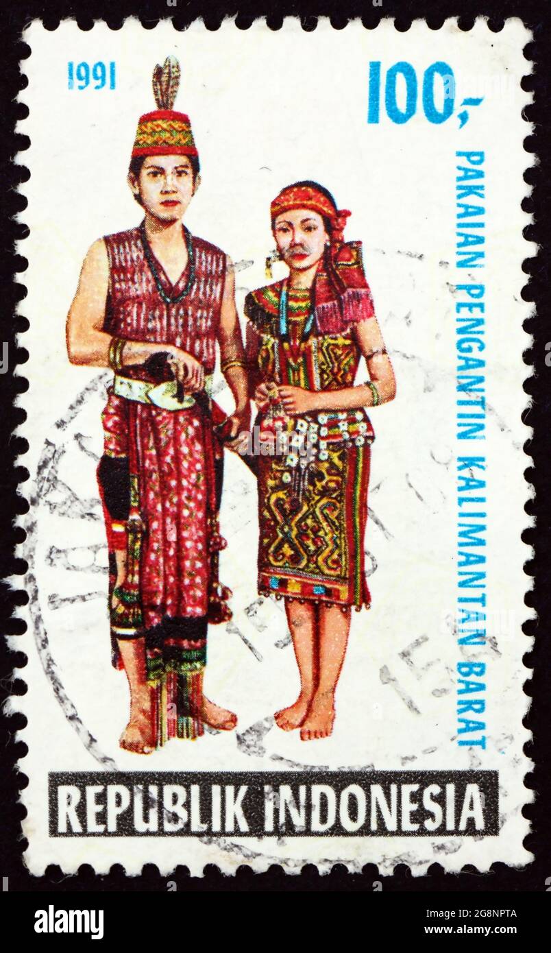 INDONESIEN - UM 1990: Eine in Indonesien gedruckte Marke zeigt traditionelle Hochzeitskleidung aus Zentral-Java, um 1990 Stockfoto