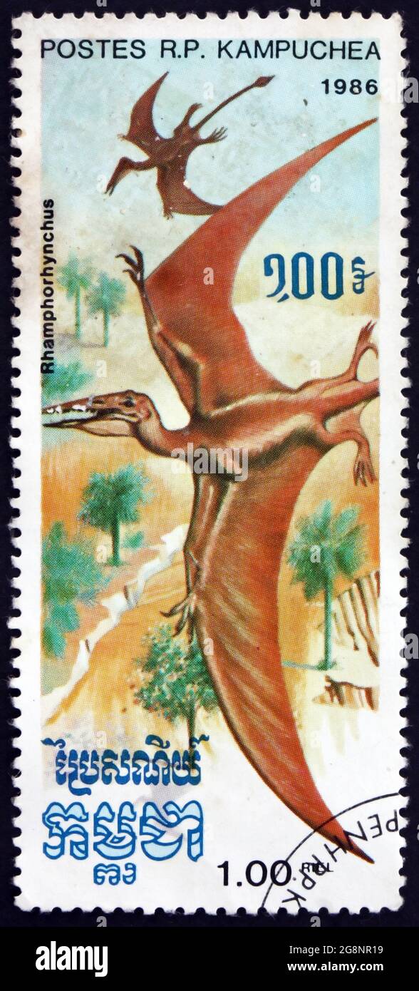 KAMBODSCHA - UM 1986: Eine in Kambodscha gedruckte Briefmarke zeigt Rhamphorhynchus, eine Gattung ausgestorbener Langschwanzsaurier, die während des Jurassic gelebt hat Stockfoto