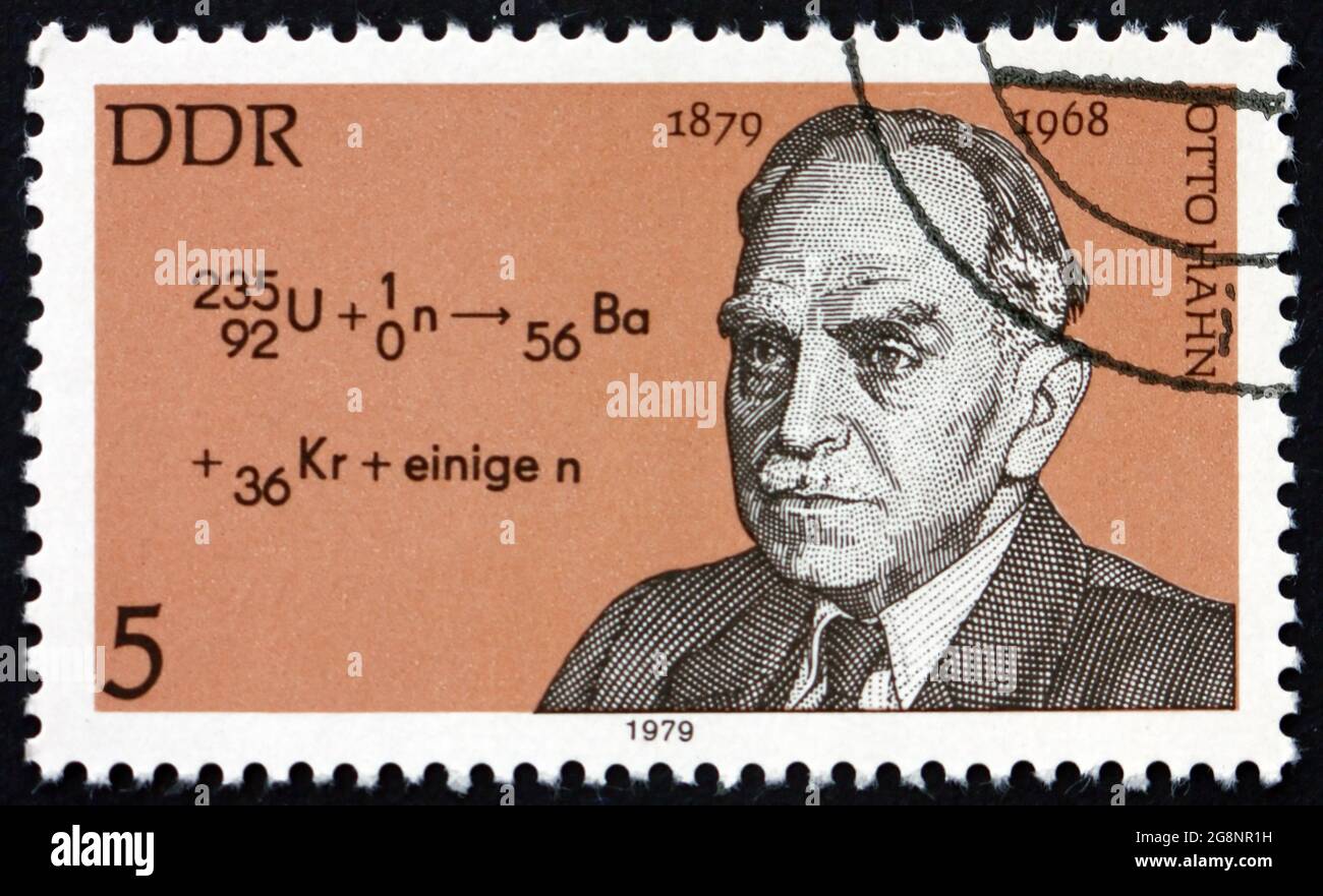 1994 – I5126 DEUTSCHLAND - UM 1979: Eine in Deutschland gedruckte Briefmarke zeigt Otto Hahn (1879-1968) und die Gleichung der Kernfusion, war ein deutscher Chemiat, um Stockfoto
