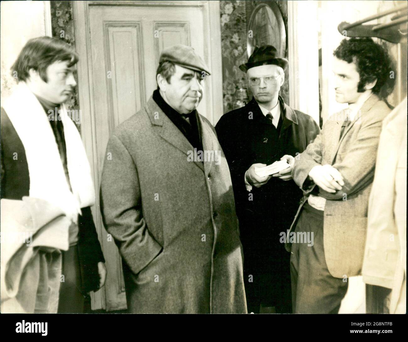 Routinemäßig sucht Kommissar Trimmel mit seinen Helfern den Detektiv Tuffinger auf. Wow after an Pistole fahndet, deckt Petersen the eben kassierten 50 000 DM. Von diesem 'ehrlich verdienten' Geld muss sich Tuffinger vorläd trennen. V.l.: (Joachim Richert, Walter Richter, Ulrich von Bock, Jürgen Lier) Stockfoto