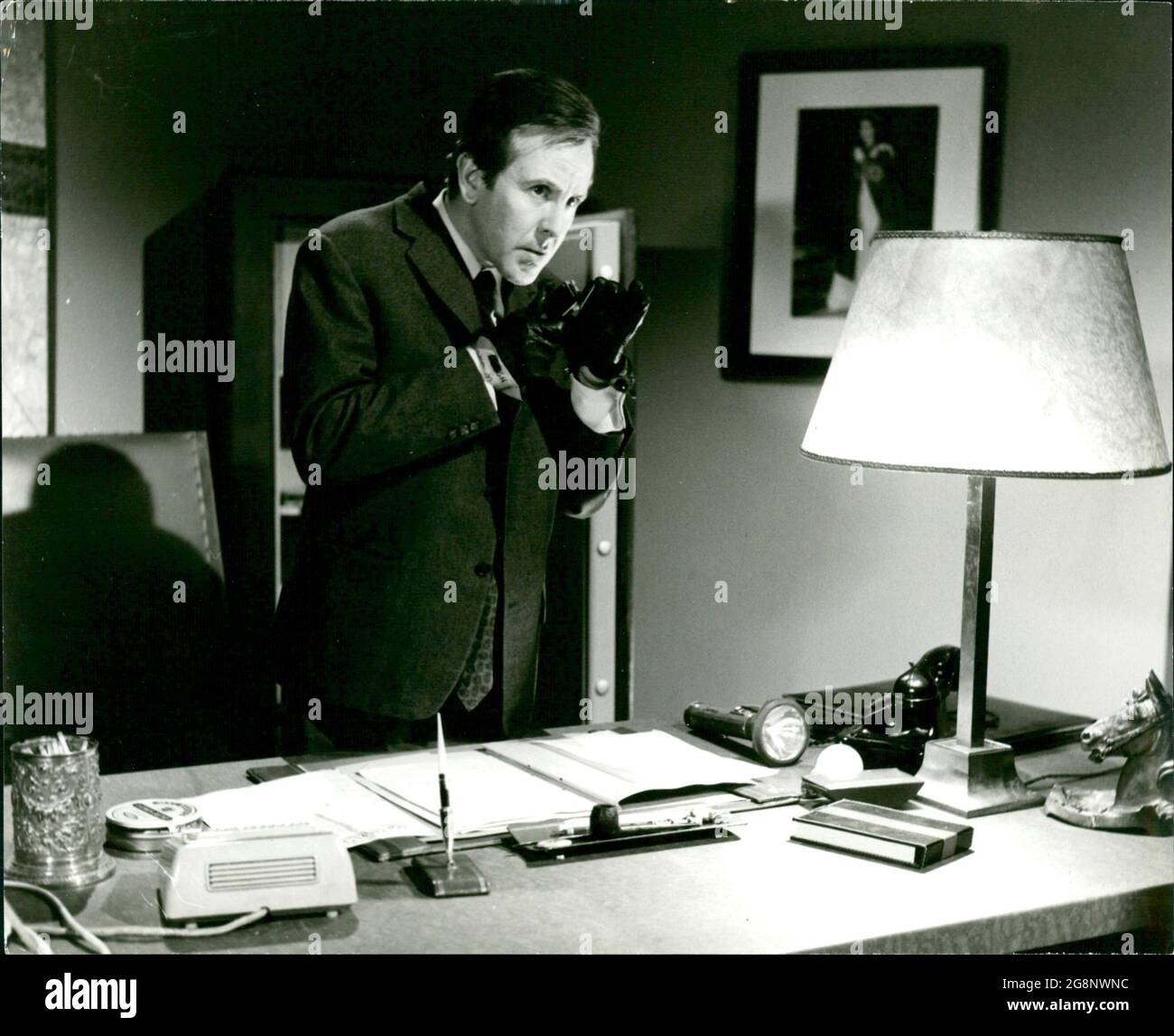 George Blake (Gerd Vespermann) bei einer seiner Spionageaktionen. Mit einer in einem Feuerzeug eingebauten Minox fotografiert er Geheimdokumente aus dem Stahlschrank eines Vorgesetzten im britischen Hauptquartier in Berlin. Stockfoto