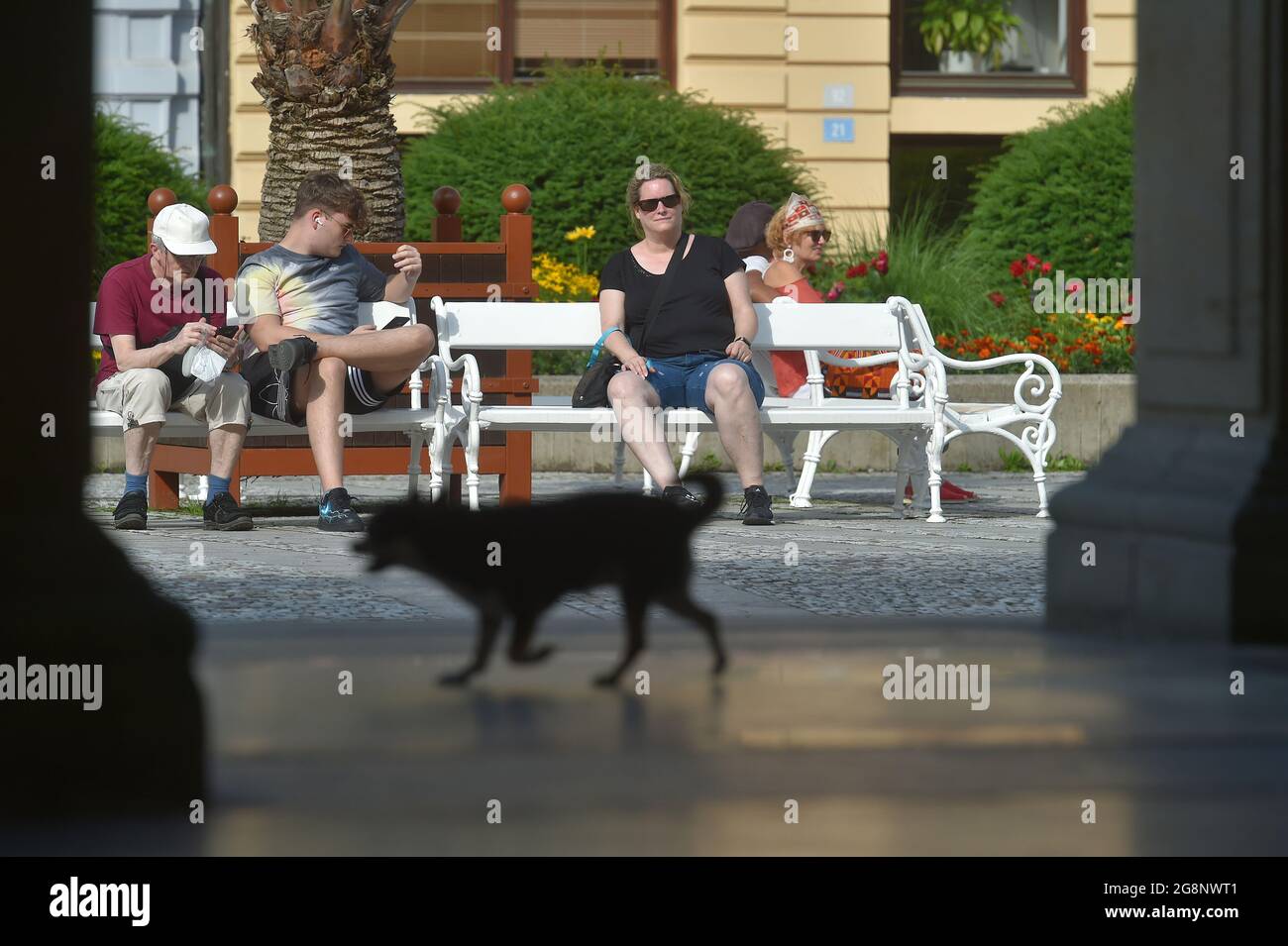 Tschechische Touristen in Karlovy Vary Spa, Tschechische Republik, 10. Juli 2021. Während sich das Leben in Tschechien langsam normalisiert, bereitet sich das Land darauf vor, ausländische Besucher willkommen zu heißen. (CTK-Foto/Slawomir Kubes) Stockfoto